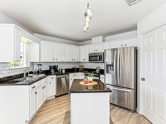 3rd image of 1676 Cedrus Ln
