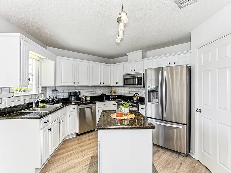 1676 Cedrus Ln — Photo 3