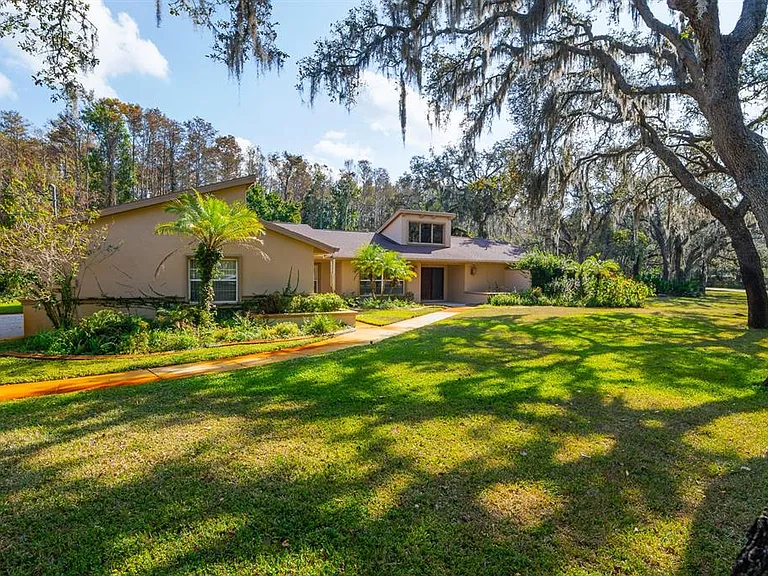 10206 Lakeview Dr — Photo 1