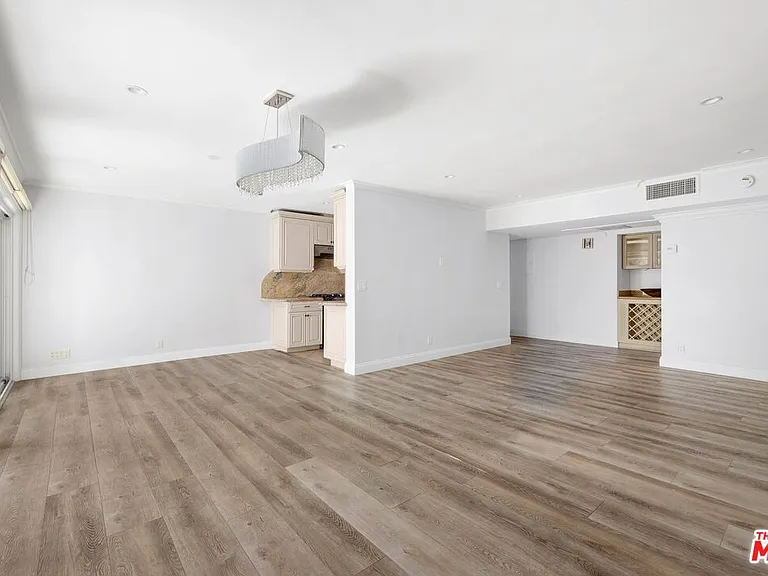 423 S Rexford Dr #106 — Photo 8