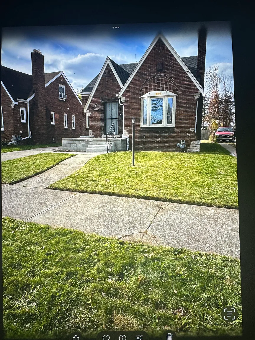 9985 Robson St photo 1