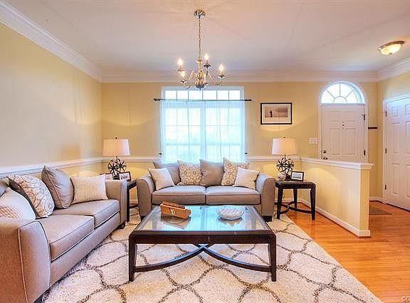 3rd image of 403 Kingscote Ln