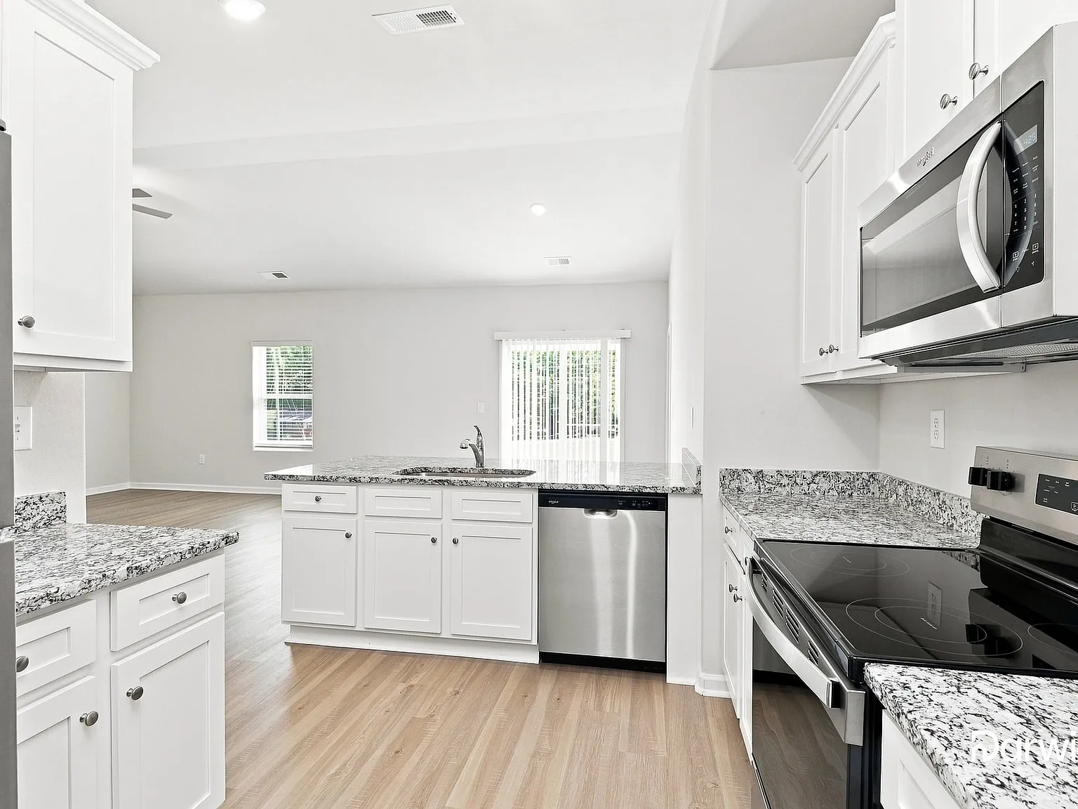 3 bed, 2.0 bath, 1317 sqft, $1,840 — Photo 3