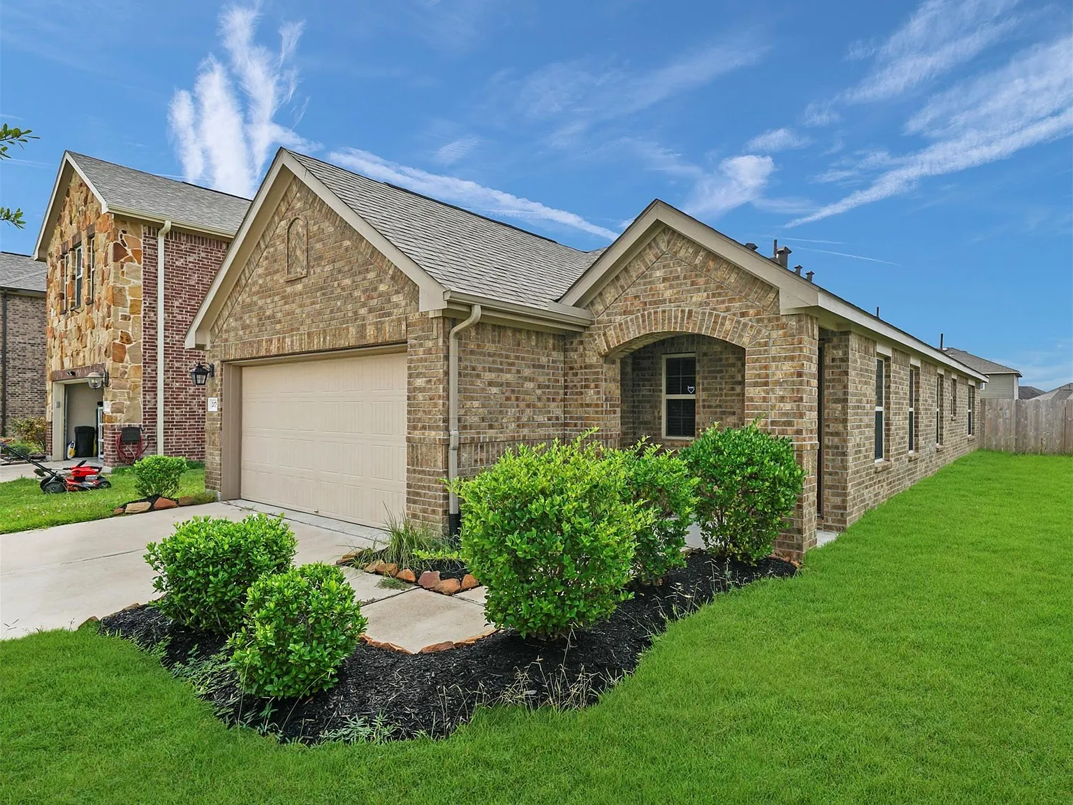 4 bed, 2.0 bath, 1558 sqft, $2,095 — Photo 2