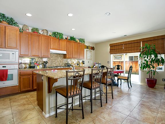 Open Kitchen w/center Island