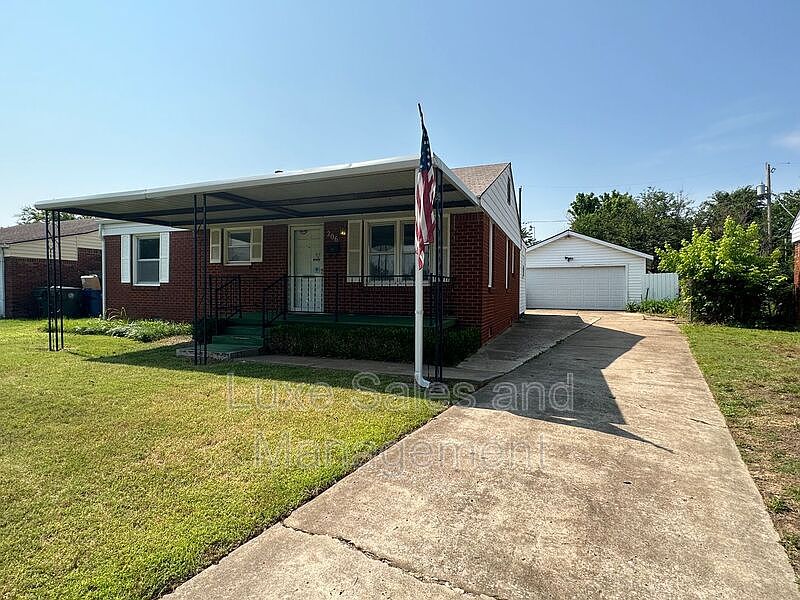 1st image of 206 E Myrtle Dr