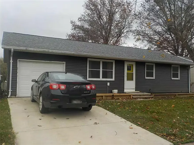 1765 Valley Dr — Photo 1