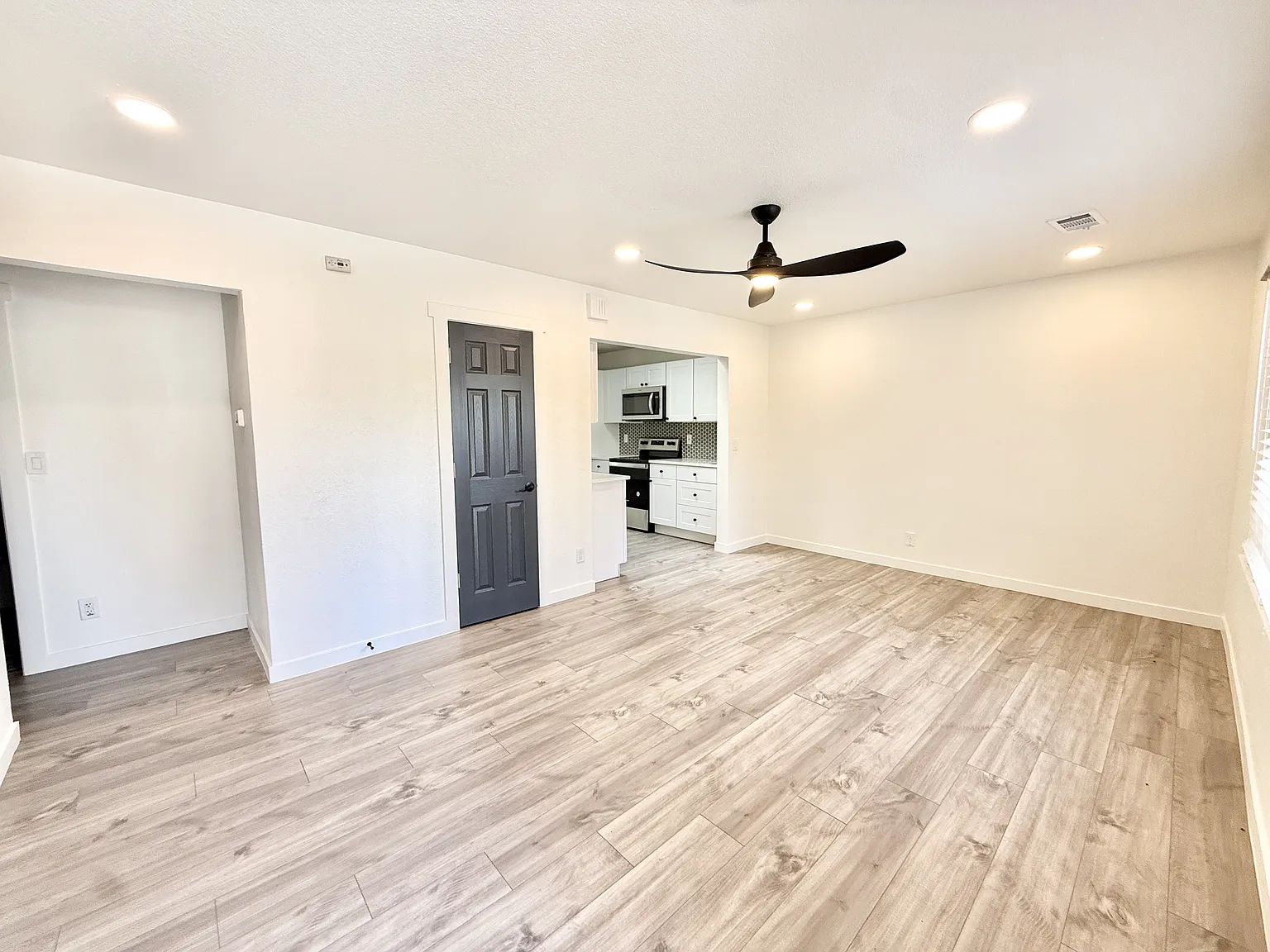 2442 Mountain View Drive - 1 — Photo 2