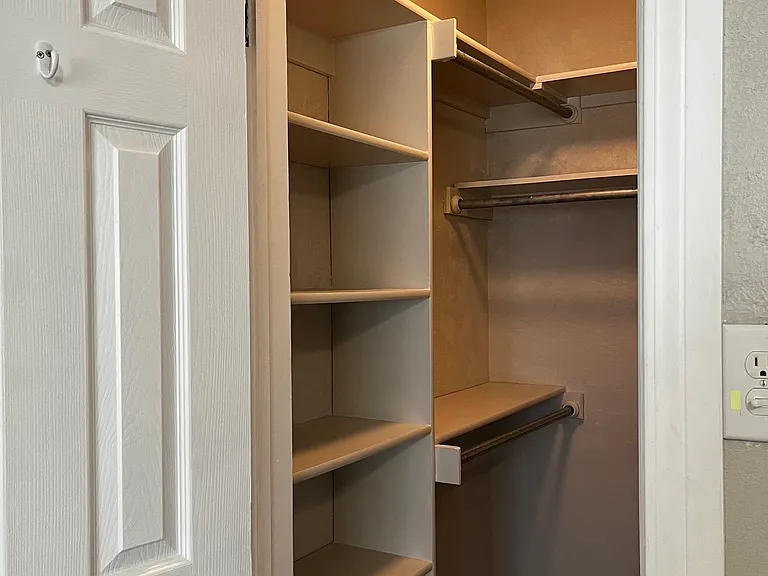 326 E Young Pl — Photo 17