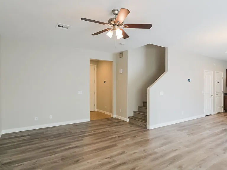 10215 Cougar Crossing St — Photo 7