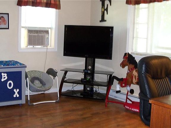 5th image of 227 W Elm St