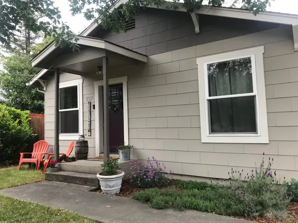 937 NE Savage St, Grants Pass, OR 97526