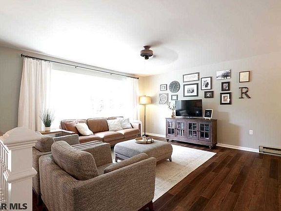 4th image of 615 Old Farm Ln