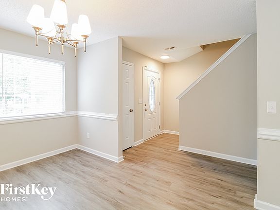 5th image of 10 Loxwood Ct