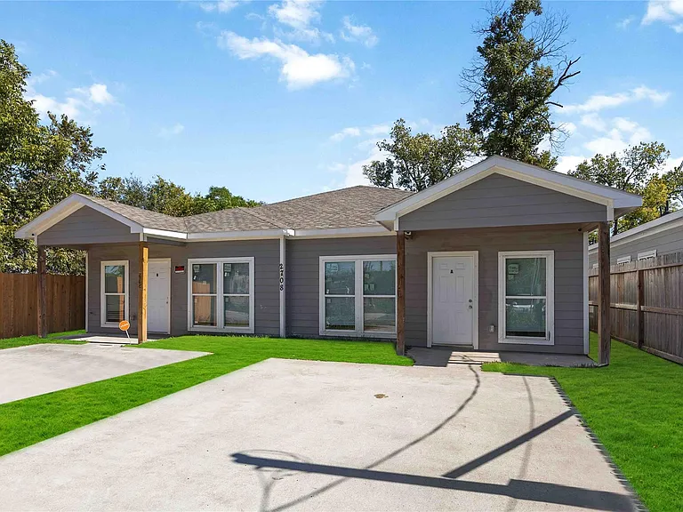 2708 Sam Wilson St — Photo 3
