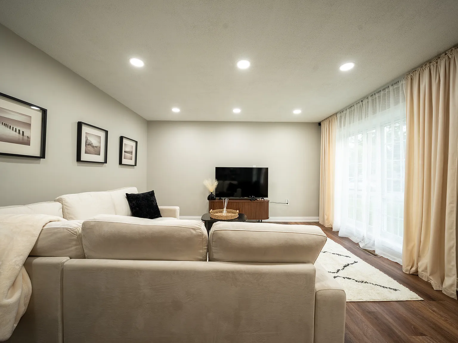 3 bed, 1060 sqft, $6,499 — Photo 2