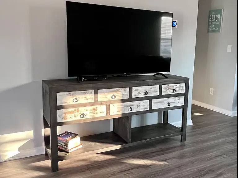 Plenty of entertainment to choose from with free Wi-Fi, four smart TV's with streaming capabilities, board games, books, and cards.