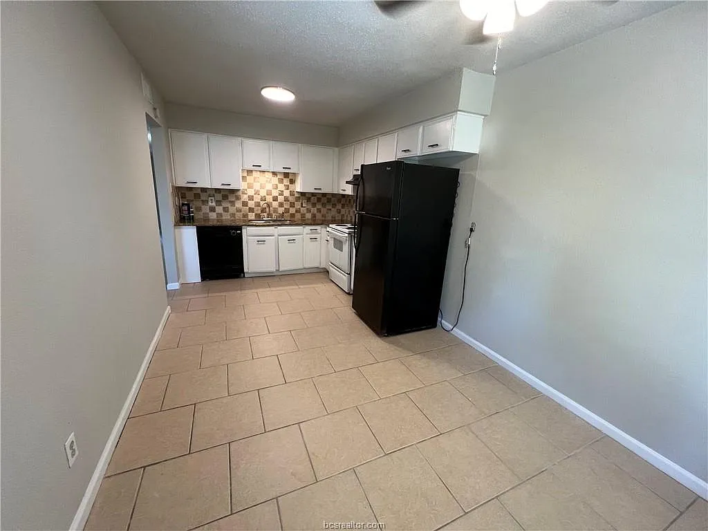 3 bed, 1.5 bath, 1152 sqft, $1,500 — Photo 3