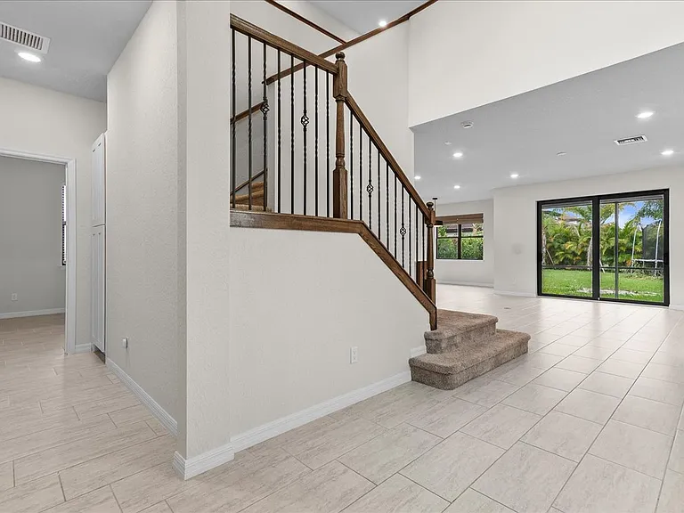 640 SE Monet Dr — Photo 6