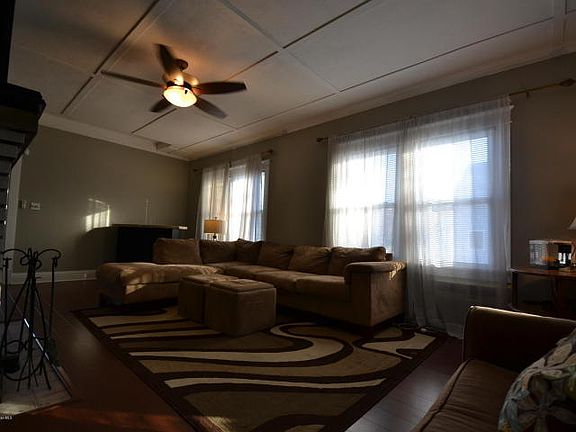 5th image of 718 Newport Ave