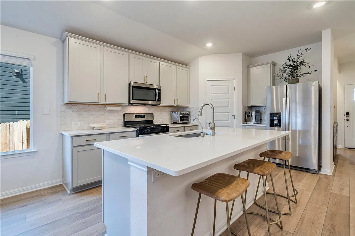 4 bed, 2045 sqft, $3,200 — Photo 2