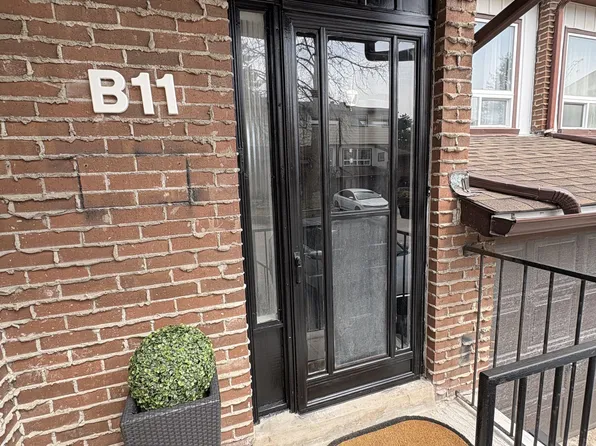 63 Ferris Ln #B11, Barrie, ON L4M 5C4