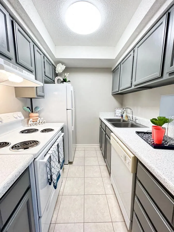 Colony House Apartments — Photo 2
