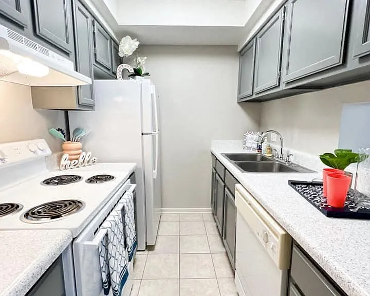 Colony House Apartments — Photo 2