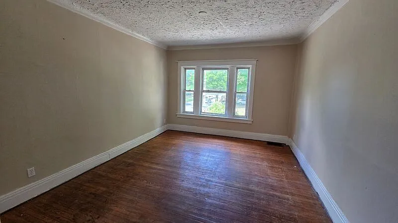 3 bed, 1.0 bath, 1200 sqft, $1,250 — Photo 2