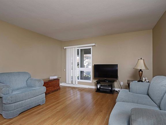 3rd image of 1579 Covington Ave