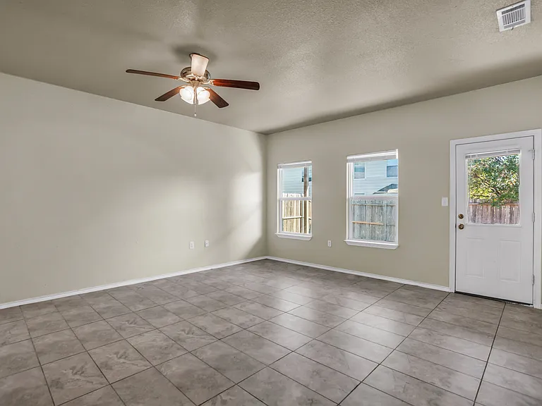 2049 Meadow View Dr — Photo 9