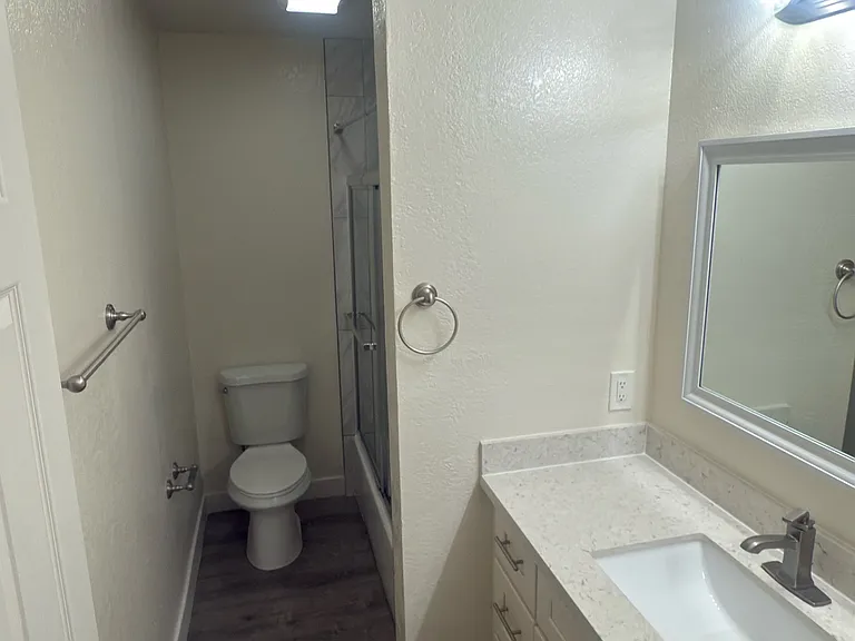 Lakewood Court Apartments — Photo 15