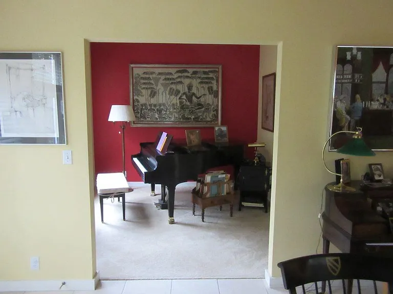 Den/3rd Bedroom white paint