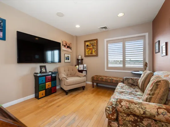 600 Clarence Avenue image 7 of 37