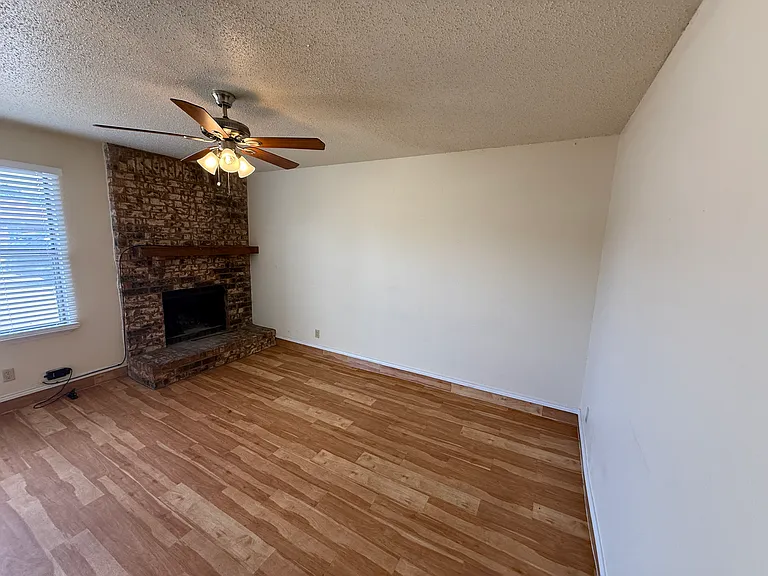 730 Bluebonnet Dr #B — Photo 3