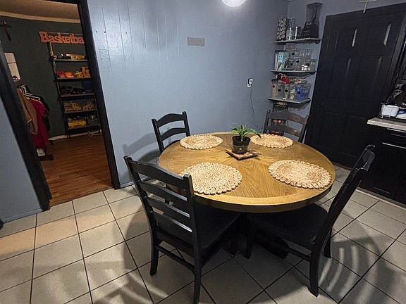 38th image of 2423 W Garden St