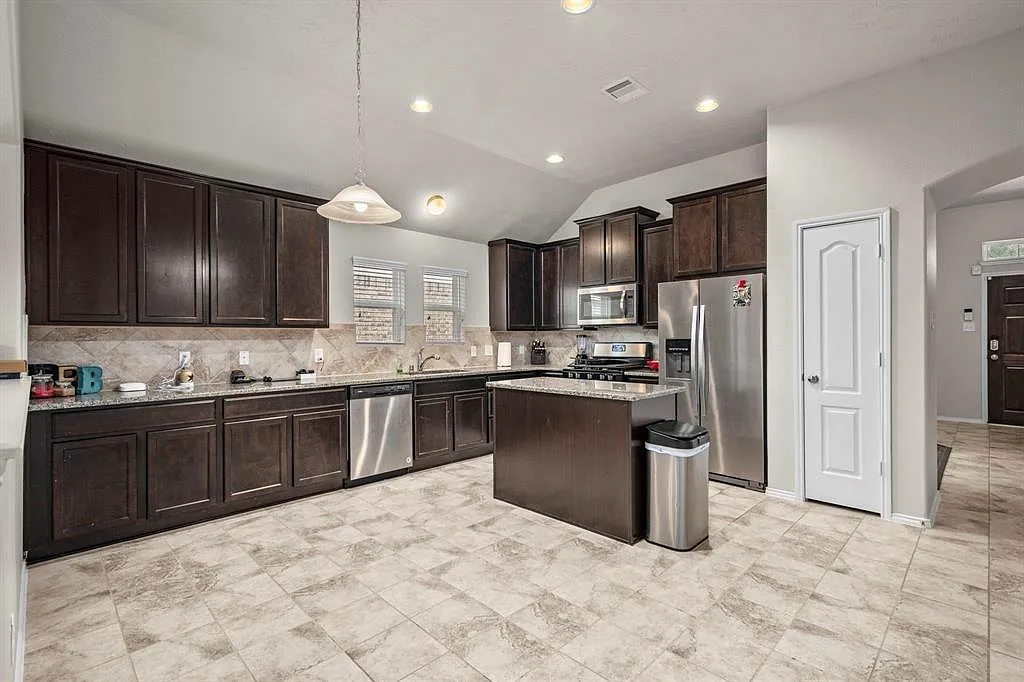 3 bed, 2.0 bath, 1863 sqft, $2,650 — Photo 4