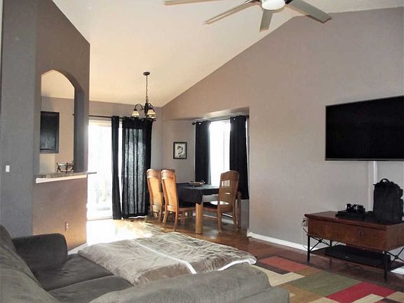 3rd image of 405 E Parkwood Dr