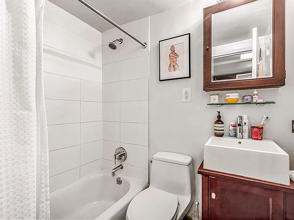5th image of 184 Thompson St APT 1B