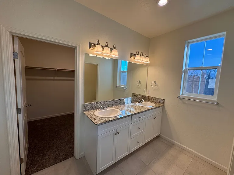 224 W Kimball Ave — Photo 5