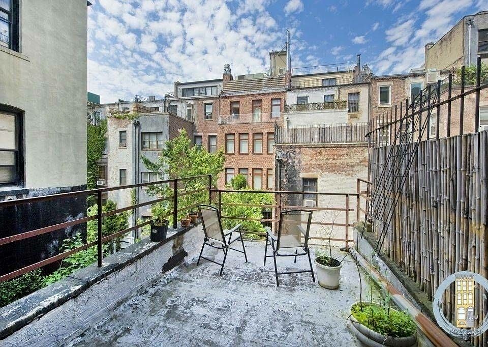 1st image of 43 W 68th St