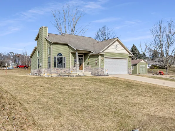 10880 Woodbrook Dr, Cement City, MI 49233