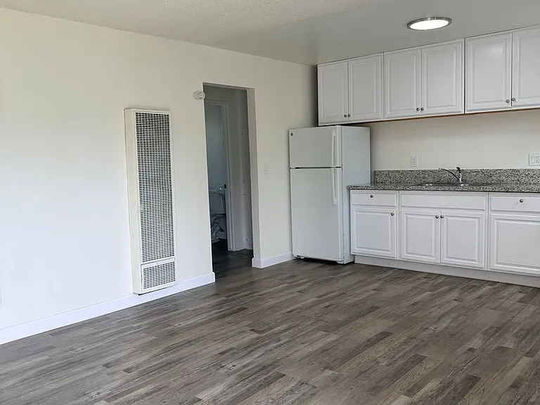 Leo's Apartments — Photo 21