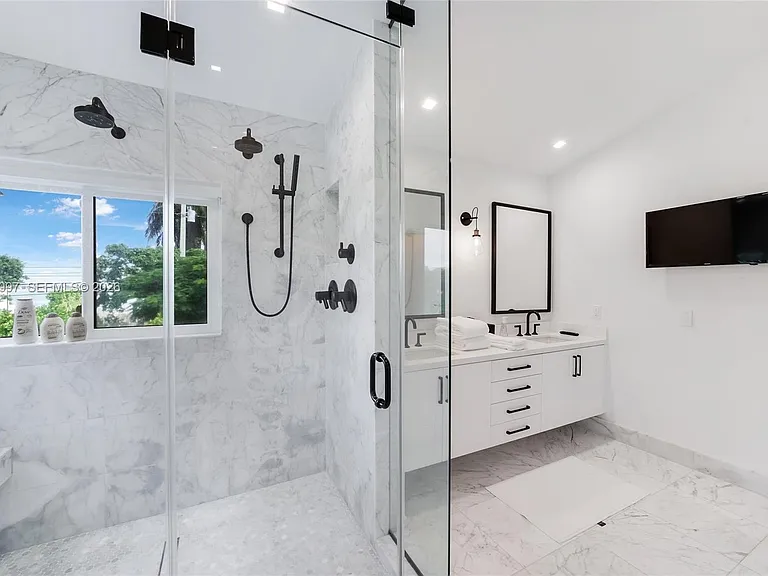 1316 N Venetian Way — Photo 47