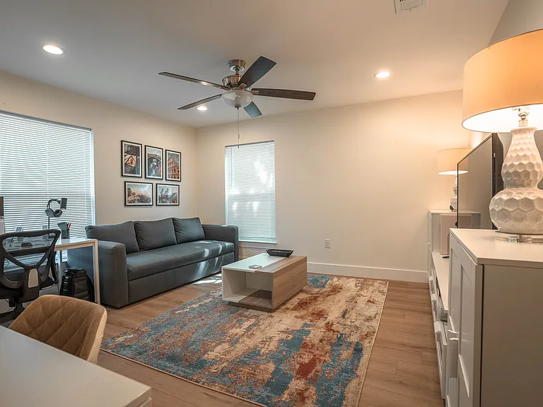 611 W Saint Elmo Rd — Photo 9