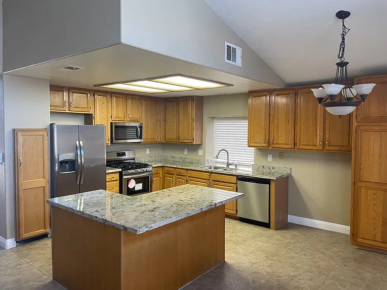 4906 High Creek Dr — Photo 2