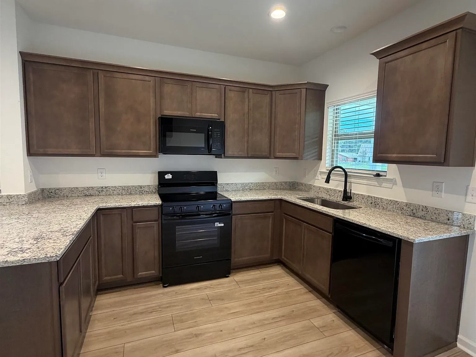 3 bed, 1356 sqft, $1,700 — Photo 4