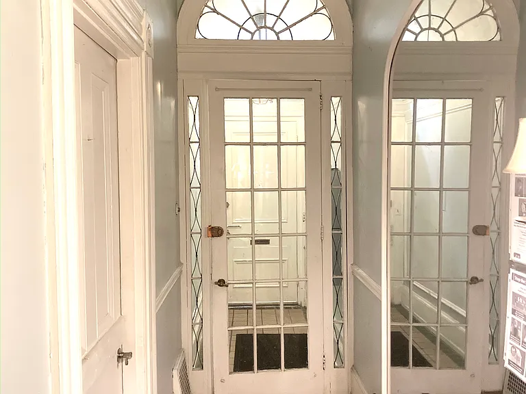 1024 Clinton St — Photo 2