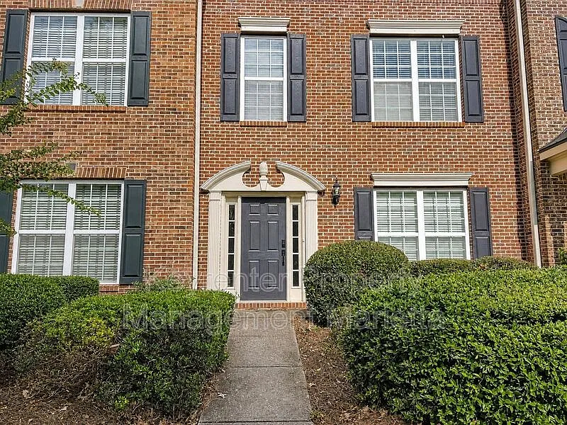 3 bed, 2.5 bath, 1896 sqft, $2,500 — Photo 2