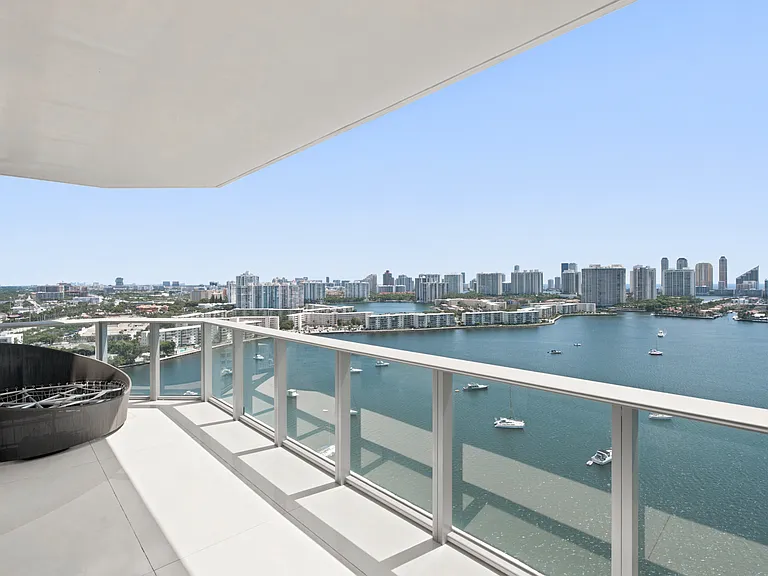 17301 Biscayne Blvd #2010 — Photo 3
